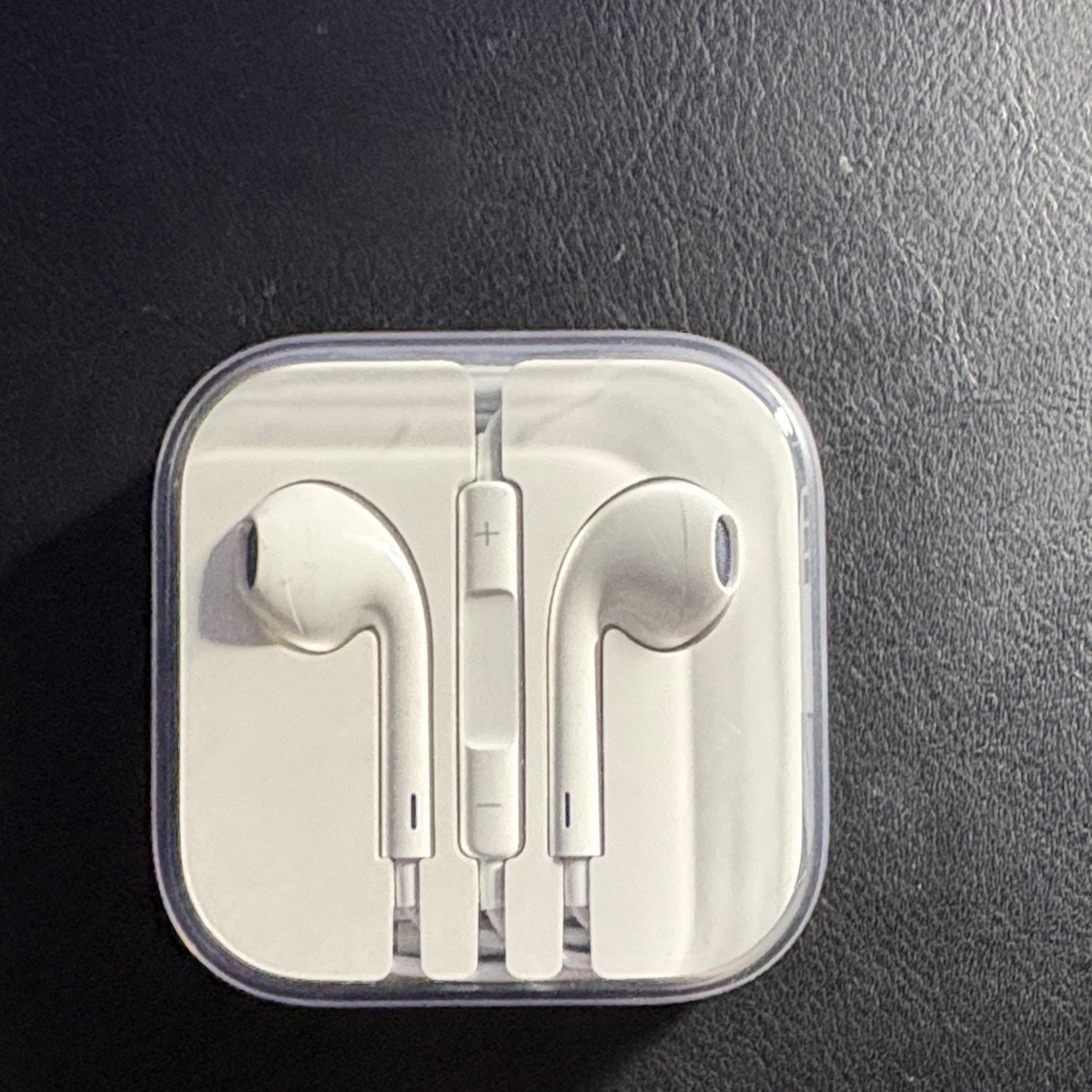 Apple EarPods with 3.5 mm plug wired